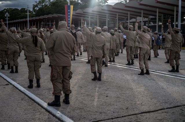 Venezolaanse militieleden lopen in een door de overheid georganiseerde burger-militaire mars in Caracas, 25 november. 