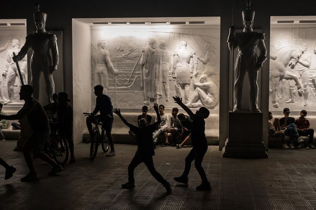 Kinderen spelen honkbal op straat in Caracas.