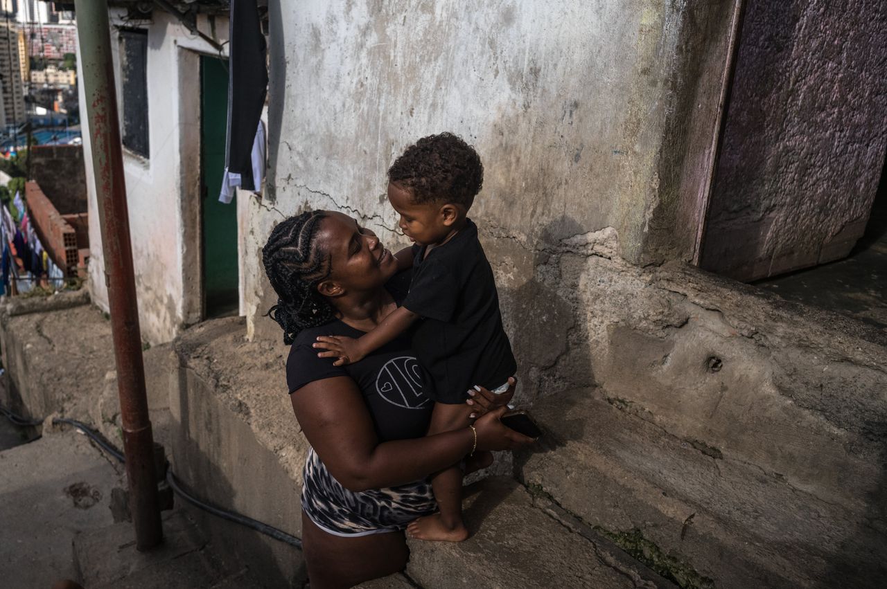 Lilimar Cedeño en haar zoon in de sloppenwijk San Agustín, 20 november.