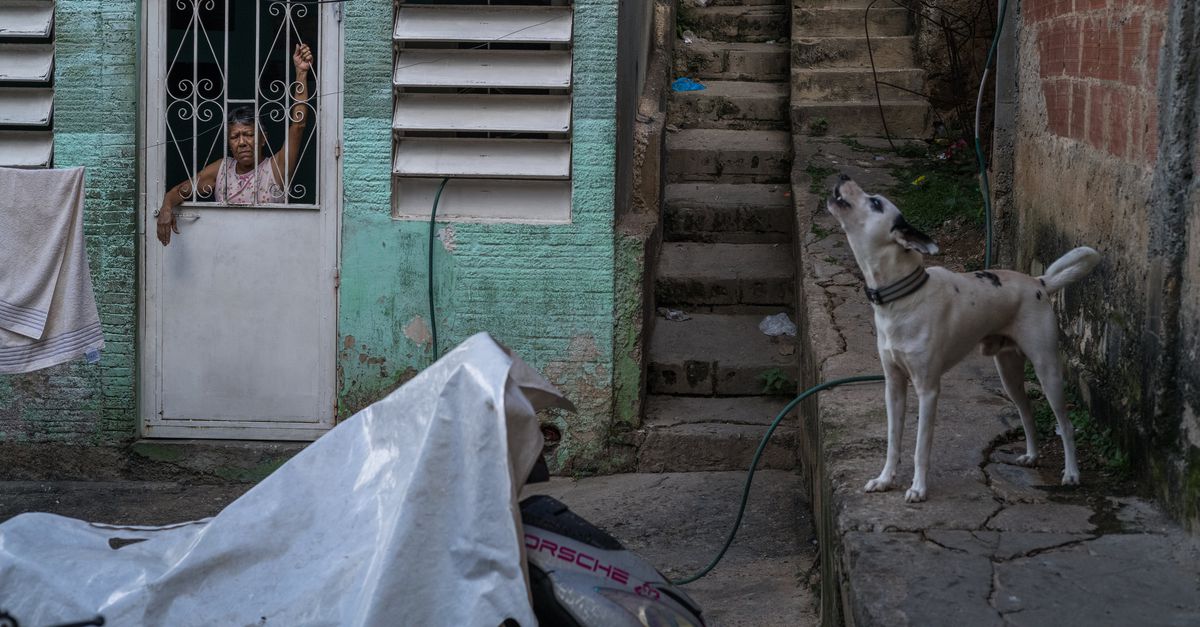 In de schaduw van de Amerikaanse troepenopbouw is Venezuela vooral bezig met overleven