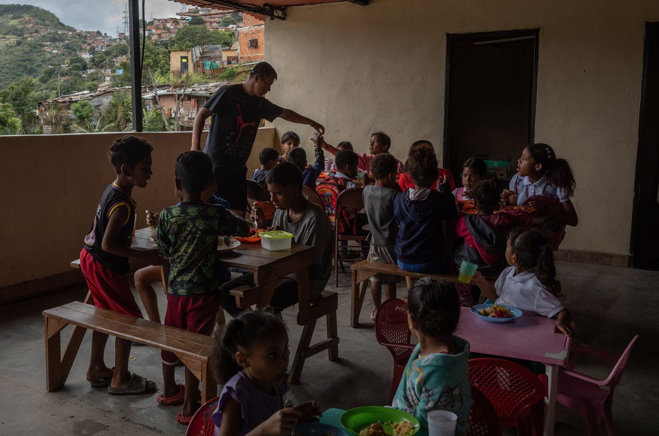 Een clandestiene hulporganisatie voedt kinderen in een gaarkeuken.