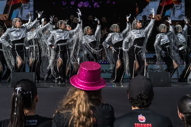 Een danscompetitie tussen scholieren van verschillende scholen in Caracas.