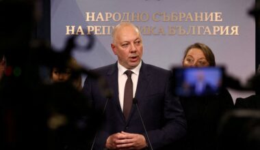 Bulgaarse regering treedt af, enkele weken voordat het land tot de eurozone toetreedt