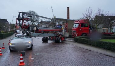 112 Nieuws: Auto botst op bouwkraan in Staphorst | Brand in flat Kampen, vermoedelijk door vuurwerk - RTV Oost