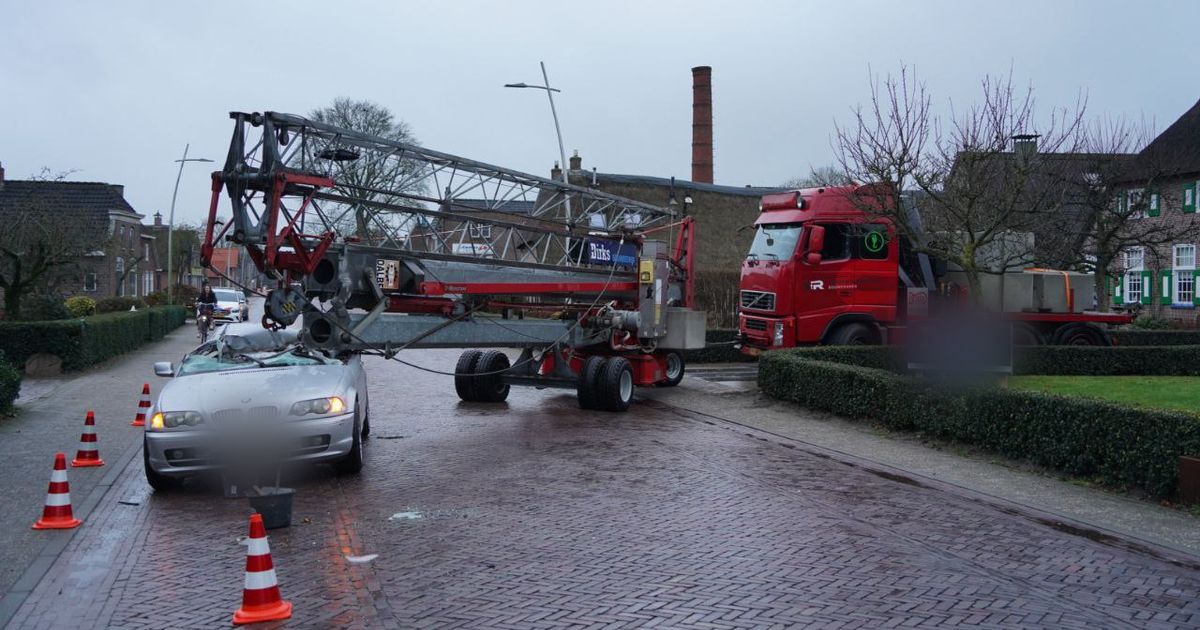 112 Nieuws: Auto botst op bouwkraan in Staphorst | Brand in flat Kampen, vermoedelijk door vuurwerk - RTV Oost