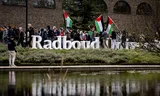 Actievoerders vorig jaar tegen het inreisverbod van de omstreden spreker Mohammed Khatib op de Radboud Universiteit. Donderdag 13 november houden pro-Palestinademonstranten daar een protestmars na het vertrek van docent Harry Pettit.
