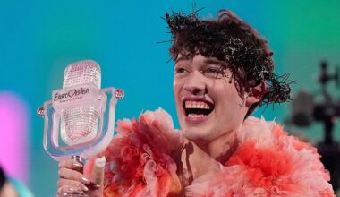 Winnaar Songfestival Nemo stuurt trofee terug vanwege deelname Israël