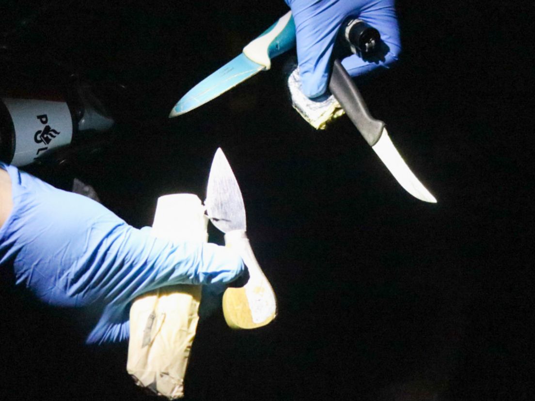 Politie neemt messen in beslag.