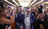 Burgemeester Carlos Moedas van Lissabon viert zijn verkiezingsoverwinning met zijn aanhangers. 