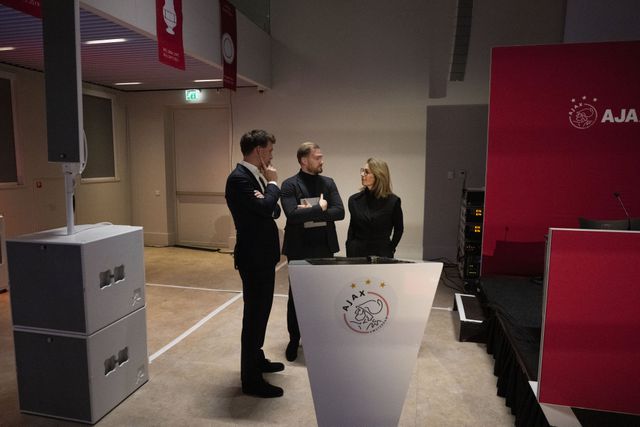 V.l.n.r.: commercieel directeur Cas Biesta, directeur voetbal Marijn Beuker en de begin dit jaar vertrokken financieel directeur Susan Lenderink tijdens de aandeelhoudersvergadering (AVA) van Ajax in december 2024. 