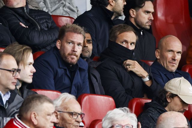 V.l.n.r.: Marijn Beuker, financieel directeur Shashi Baboeram Panday, management trainee Siem de Jong en technisch directeur Alex Kroes op de tribune tijdens het uitduel tegen Sparta begin oktober.
