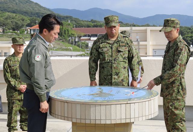 De Japanse minister van Defensie Shinjiro Koizumi bij een inspectie van een legerbasis op het eiland Ishigaki, in Okinawa.