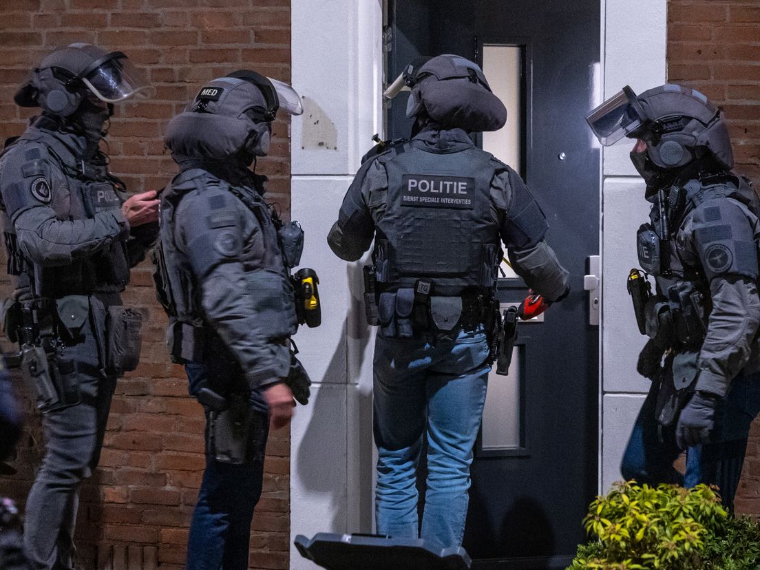 Het arrestatieteam kwam erbij om de verdachte op te pakken