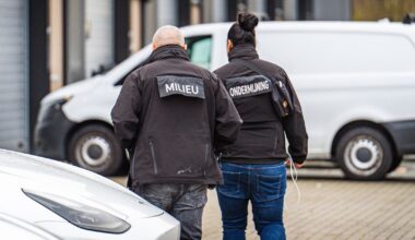 Grote politiecontrole op bedrijventerrein, panden en auto's uitgebreid doorzocht