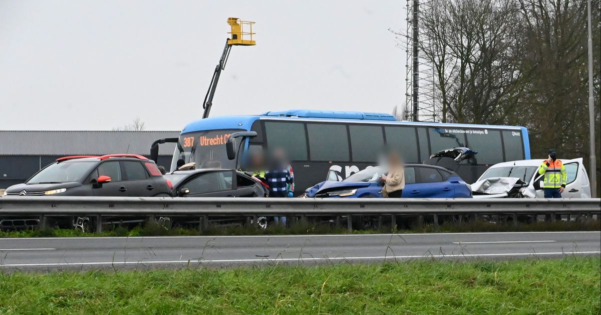 Snelweg weer open na kettingbotsing met vier auto's - Rijnmond