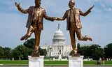 Een kunstwerk van een hand-in-hand dansende Trump en Epstein dook al op meerdere plekken in Washington op. 