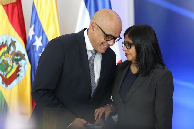 De voorzitter van de Nationale Assemblee Jorge Rodríguez en zijn zus, vicepresident Delcy Rodríguez.  