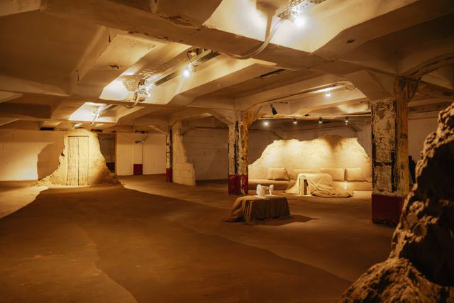 Zaal in Brutus van Er kraait geen haan naar van Narges Mohammadi.