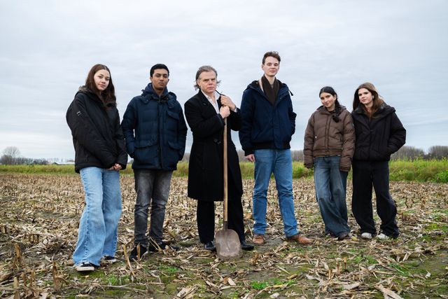 Renzo Martens (midden) met v.l.n.r. Victória Luque Fransoo, Arush Nabibaks, Jarne Vinke, Mayla de Gunst en Eva-Viènna Mooij.