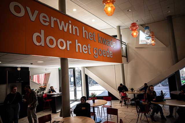 „Overwin het kwade door het goede”, te lezen in de Pauluskerk in Rotterdam. 