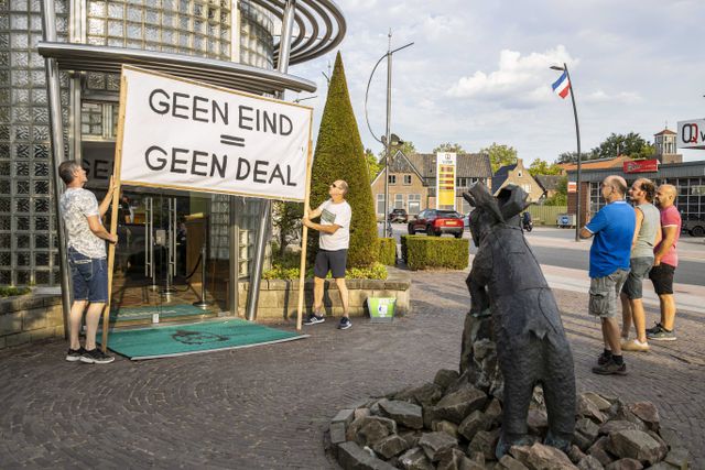 Inwoners van Albergen plaatsen een protestbord voor de deur bij zalencentrum Morshuis, kort voor een besloten bijeenkomst voor de omwonenden van hotel ’t Elshuis. 
