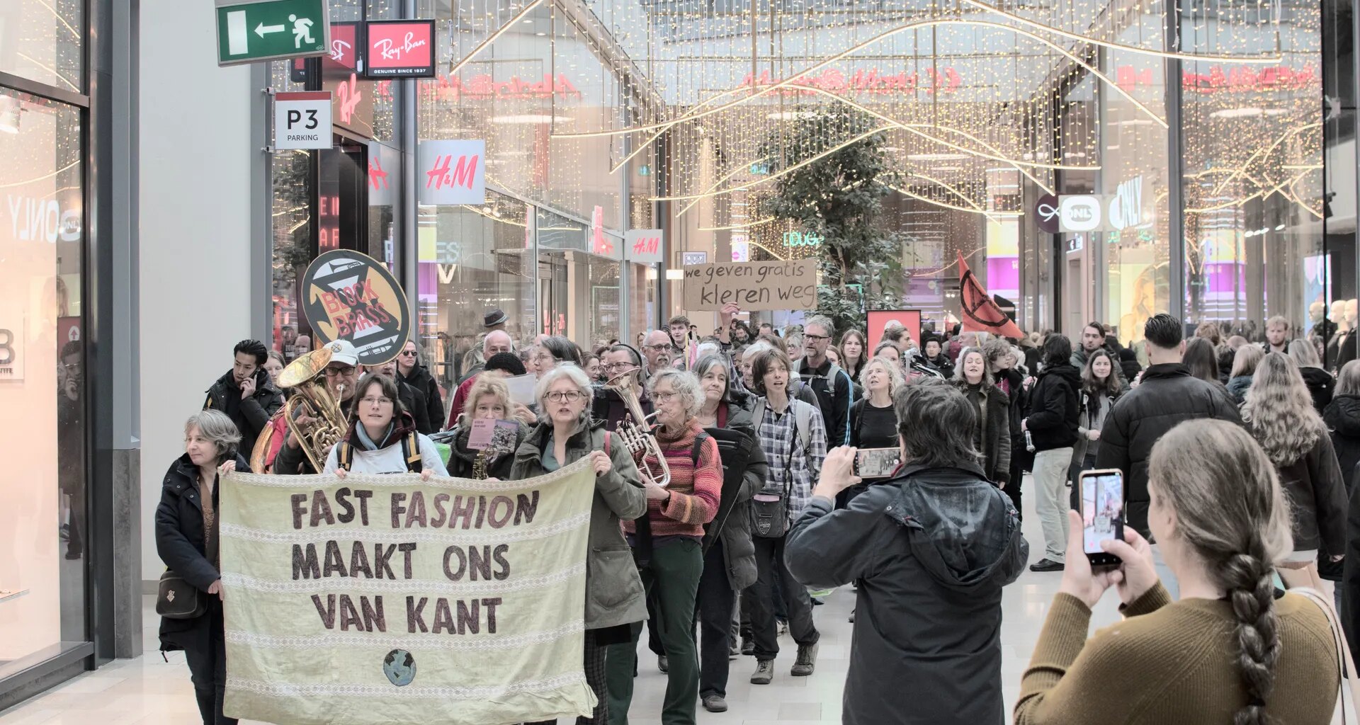 De kater van Black Friday: In Hoog Catharijne stonk het naar Fast Fashion - Joop