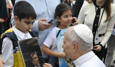 Paus spreekt op laatste reisdag met nabestaanden van havenexplosie Beiroet
