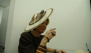 Koning en koningin proeven zoet drankje - NOS Jeugdjournaal