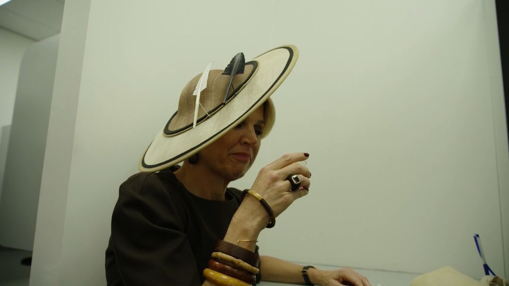 Koning en koningin proeven zoet drankje - NOS Jeugdjournaal