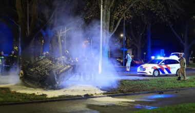 Auto crasht en vliegt in brand bij politieachtervolging in Den Haag