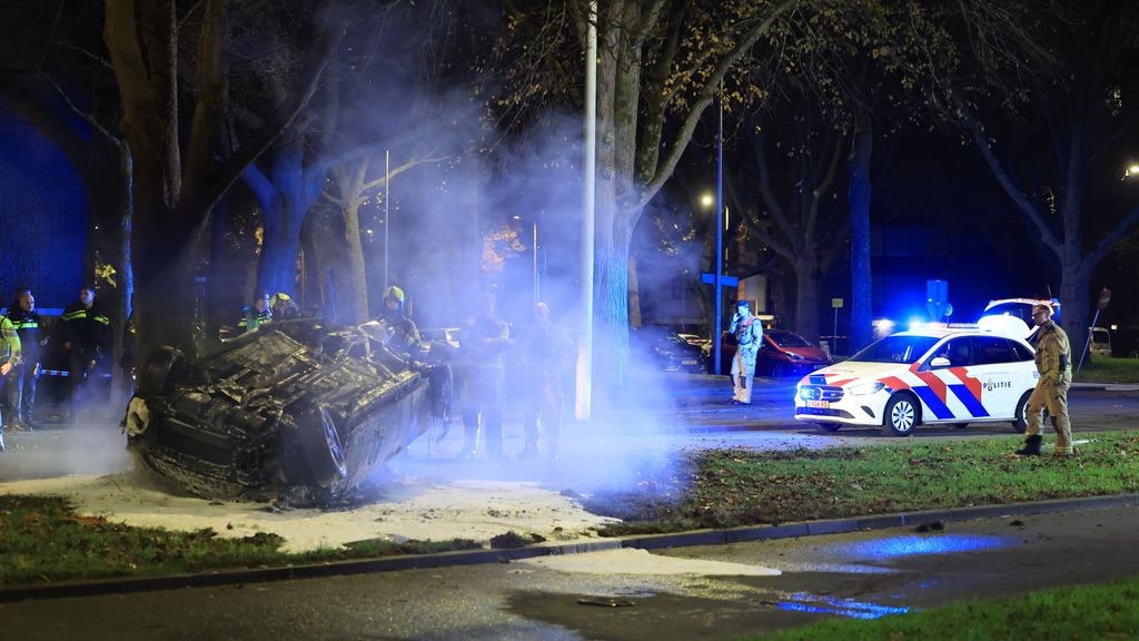 Auto crasht en vliegt in brand bij politieachtervolging in Den Haag