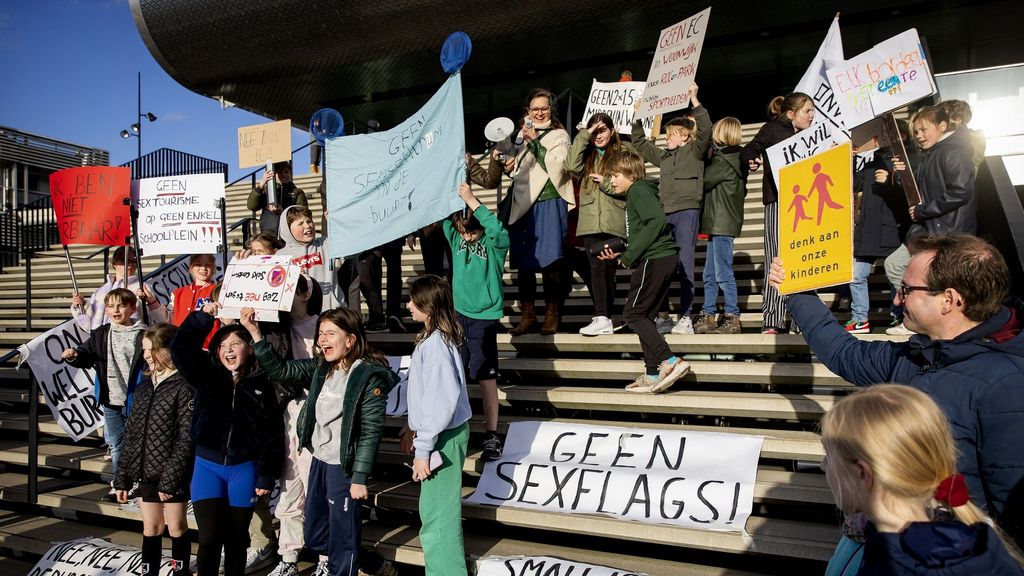 Komst erotisch centrum Amsterdam haalbaar, maar besluit uitgesteld