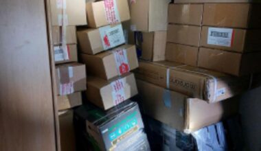 Pakketbezorger hield honderden pakketten achter, bood spullen te koop aan