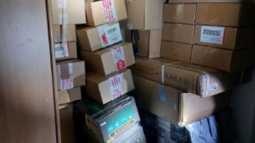 Pakketbezorger hield honderden pakketten achter, bood spullen te koop aan