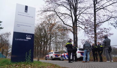 De politie is vrijdag eind van de middag met veel eenheden aanwezig bij de PI Vught, vanwege een incident binnen de muren van de gevangenis.