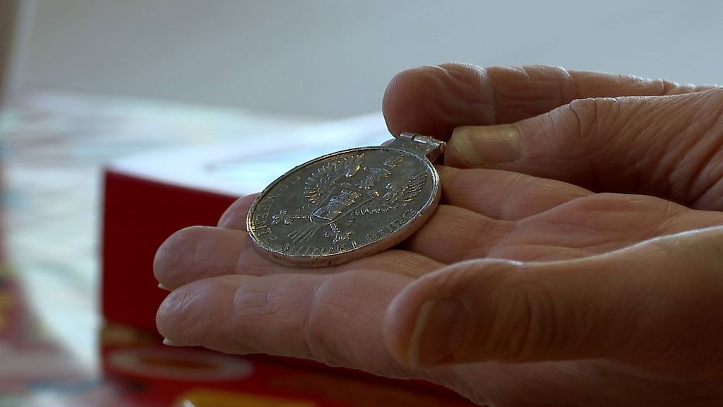 Burgemeester Middelburg heeft verloren penning ambtsketen weer terug