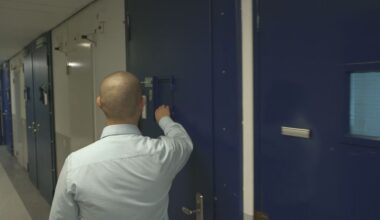 Steeds meer tbs'ers wachten op plek in kliniek en krijgen schadevergoeding