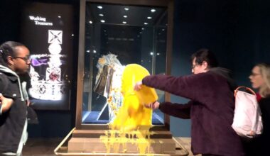 Activisten smijten custard tegen vitrine Brits kroonjuweel, viertal vast