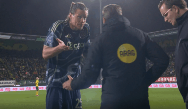 Wout Weghorst rent woest op vierde official Laurens Gerrets af