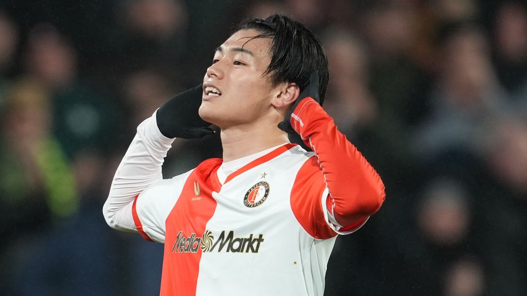 Onstuitbare Ueda scoort vier keer bij ruime zege Feyenoord op PEC Zwolle