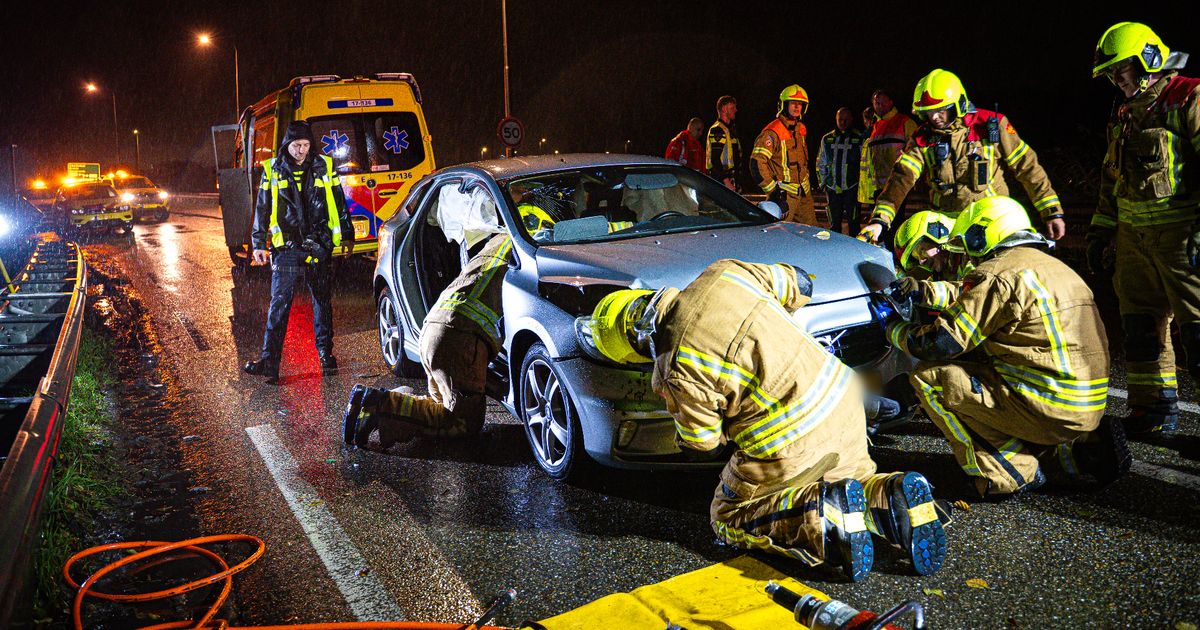 Drie gewonden bij frontale botsing tussen twee auto’s | Scooter knalt achterop scootmobiel