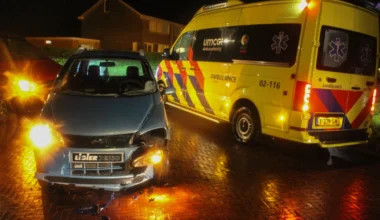 Brommobiel rijdt scooter aan in Harkema