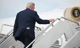 Een biljet van vijftig dollar zien we in de achterzak van de Amerikaanse president Donald Trump terwijl hij aan boord gaat van Air Force One op 1 mei 2025. 