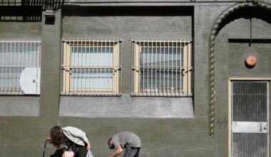 De stoepen van de Tenderloin, het 'afvoerputje' van San Francisco, liggen vol mensen in allerlei stadia van beneveling en aftakeling