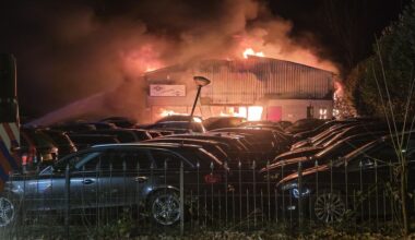 Zeer grote brand bij garagebedrijf in Rhenen onder controle