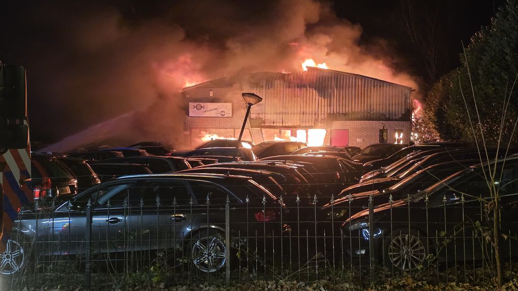Zeer grote brand bij garagebedrijf in Rhenen onder controle