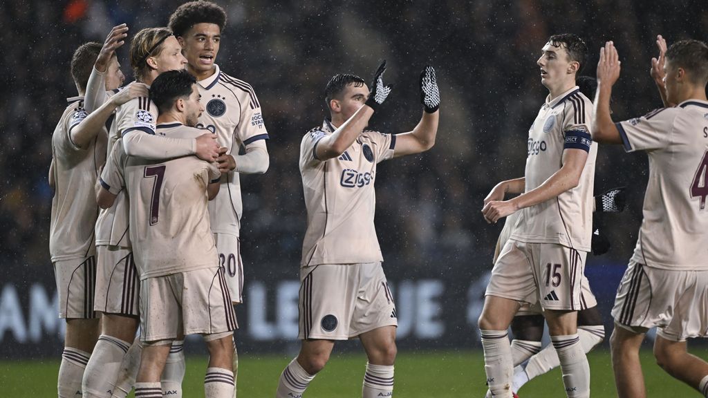 Piepjong Ajax boekt bij Qarabag eerste Champions League-zege dit seizoen
