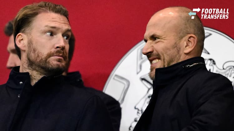 De vertrekkende technisch directeur Alex Kroes (rechts) op de tribune bij Ajax.