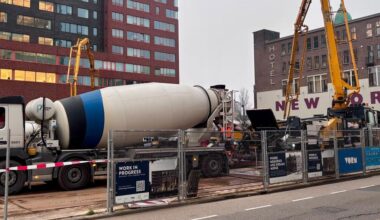 File van betonwagens in Rotterdam voor bouw nieuw hotel