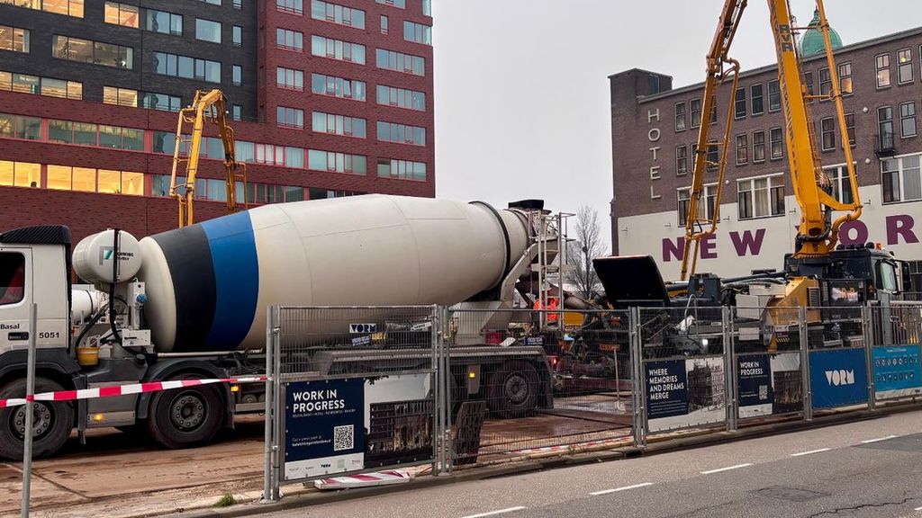 File van betonwagens in Rotterdam voor bouw nieuw hotel